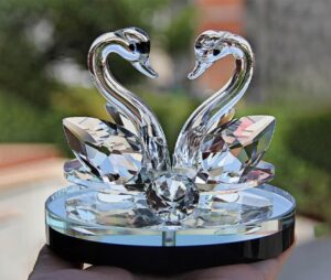 हंस की मूर्ति। वास्तु के अनुसार घर में हंस की मूर्ति रखने से अधिक लाभ होता है।