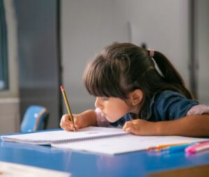 pdhai krti hui ladki 