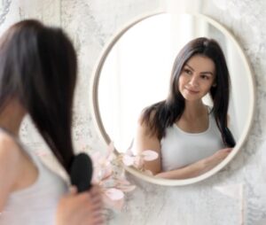 आईना dekhti ladki