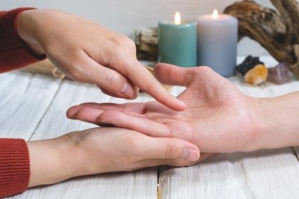 हथेली में धनवान बनाने वाली यह शुभ रेखा है या नहीं