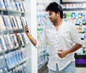 Men in Library with clickling Selfie