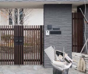 Do not keep damaged goods at the main door