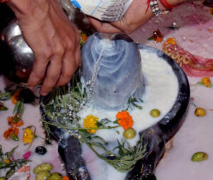 Shivling par dudh Chadthe huye