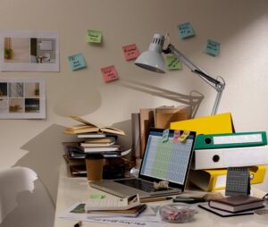 Office desk par gandagi rhna