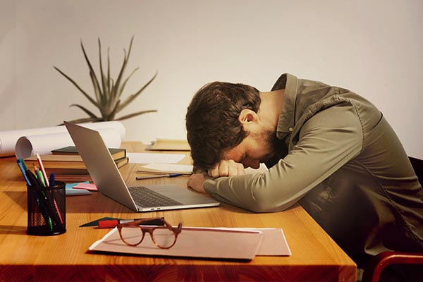 Office Desk par aata h aalas