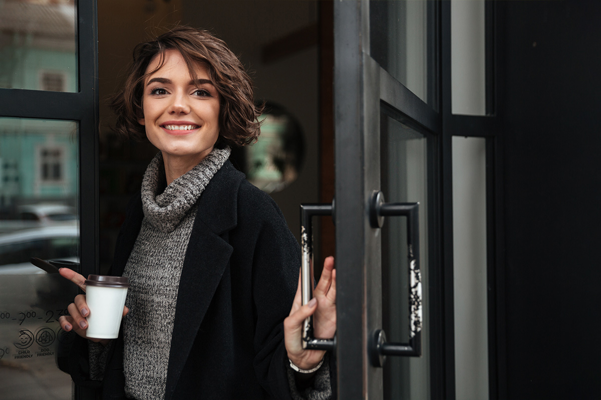 Ghar se Nikalte hue ladki